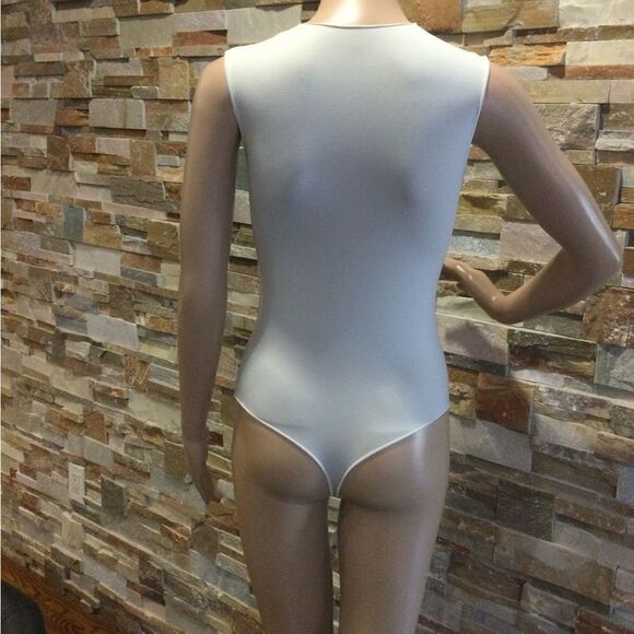 SKIMS Essential crew neck sleeveless bodysuit - Picture 3 of 6